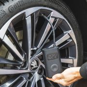 Pozor na tlak v pneumatikách!