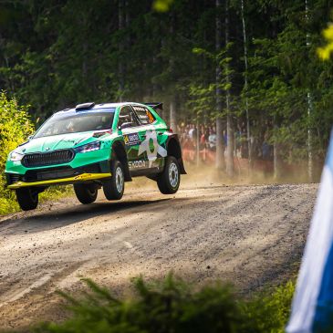 ŠKODA a Mikkelsen znova v čele šampionátu