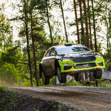 ŠKODA a Mikkelsen znova v čele šampionátu